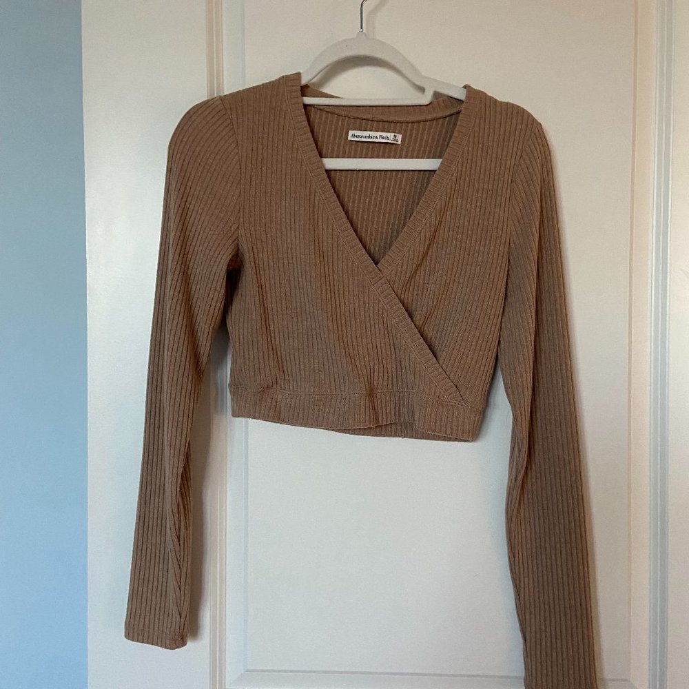 NWOT Abercrombie Cropped Rib Knit Wrap Top (Medium)